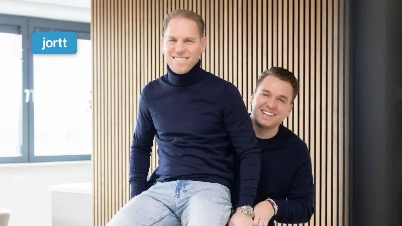 Philip Stibbe en Sander, de twee eigenaren van hello it's me, op een fiets in hun kantoor in Almere