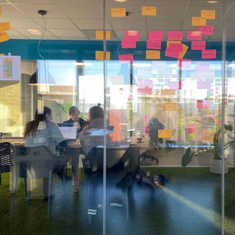 Het team van jortt aan het werk op het kantoor in Almere