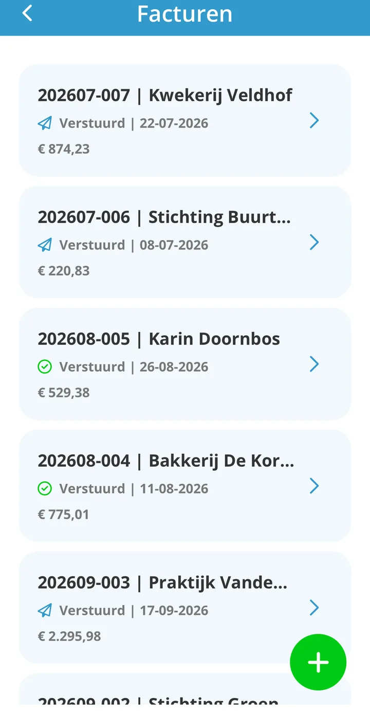 De facturenlijst in de jortt app met facturen in verschillende statussen en rechtsonder de groene plusknop