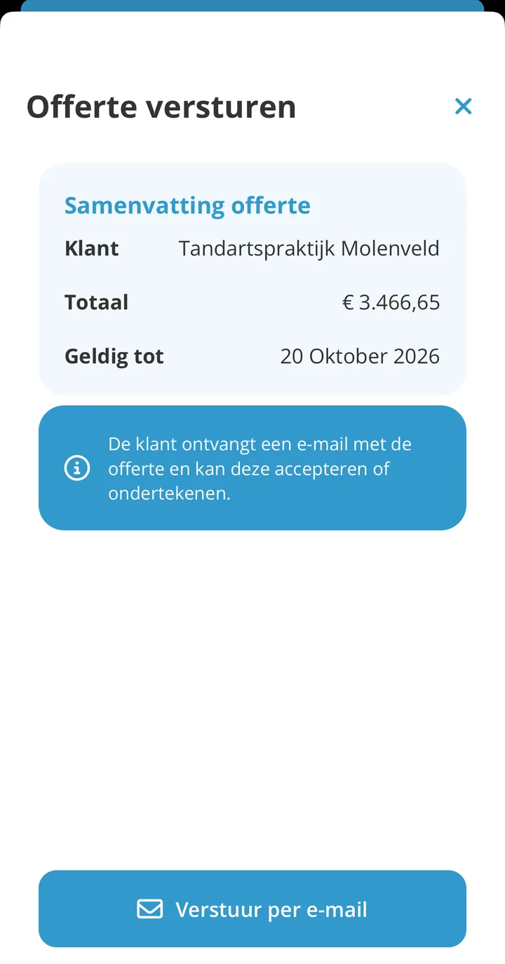 Het verzendscherm van een offerte met een samenvatting en de knop Verstuur per e-mail