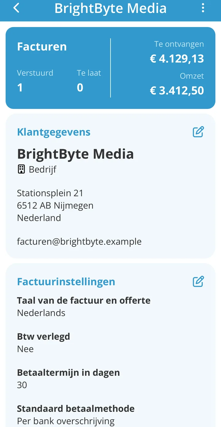 De klantkaart van een bedrijf met bovenaan het paneel Facturen en daaronder de blokken Klantgegevens en Factuurinstellingen
