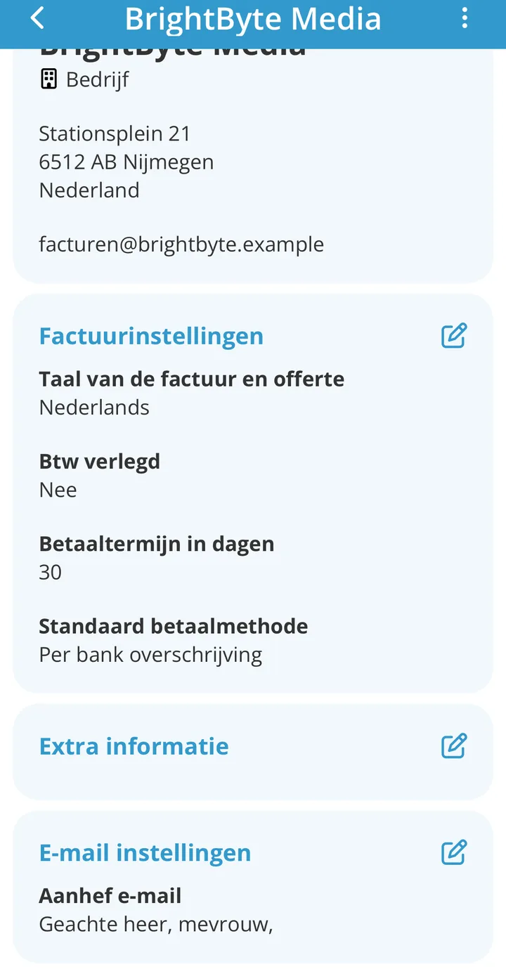 Hetzelfde scherm verder naar beneden, met de blokken Factuurinstellingen, Extra informatie en E-mail instellingen