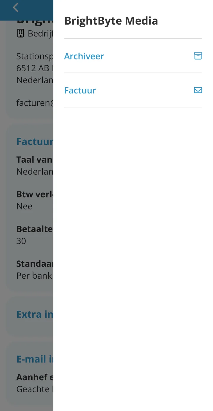 Het drie-puntjes-menu op de klantkaart, met de acties Archiveer en Factuur